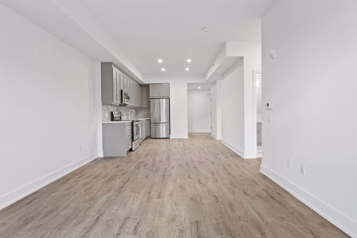 Leere Wohnung mit Blick in die Küche